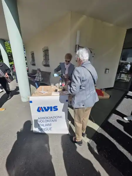 AVIS Stand in Frauenfeld vor der Kirche mit Teilnehmern und Helfern
